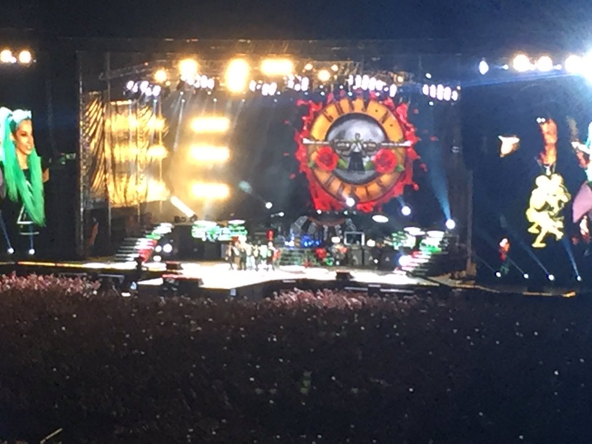 ZacharyRodriguz's tweet photo. Junto a mi papá cumpliendo mi gran sueño musical, mis ídolos @axlrose y @Slash @gunsnroses #Medellin #23DeNoviembreDe2016 #Felicidad https://t.co/qB94rF0L48