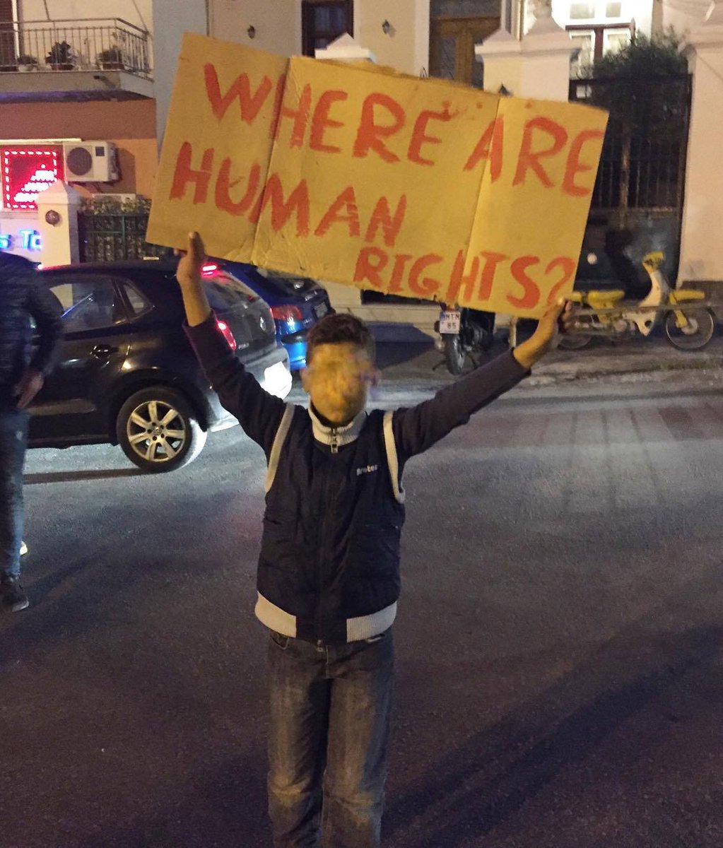 noborderkitchen's tweet photo. Today there come about 300 people together to make a demonstration for Freedom and Rights for Refugees in Mytilene.
#RefugeesWelcome https://t.co/qnXMoOnTvQ