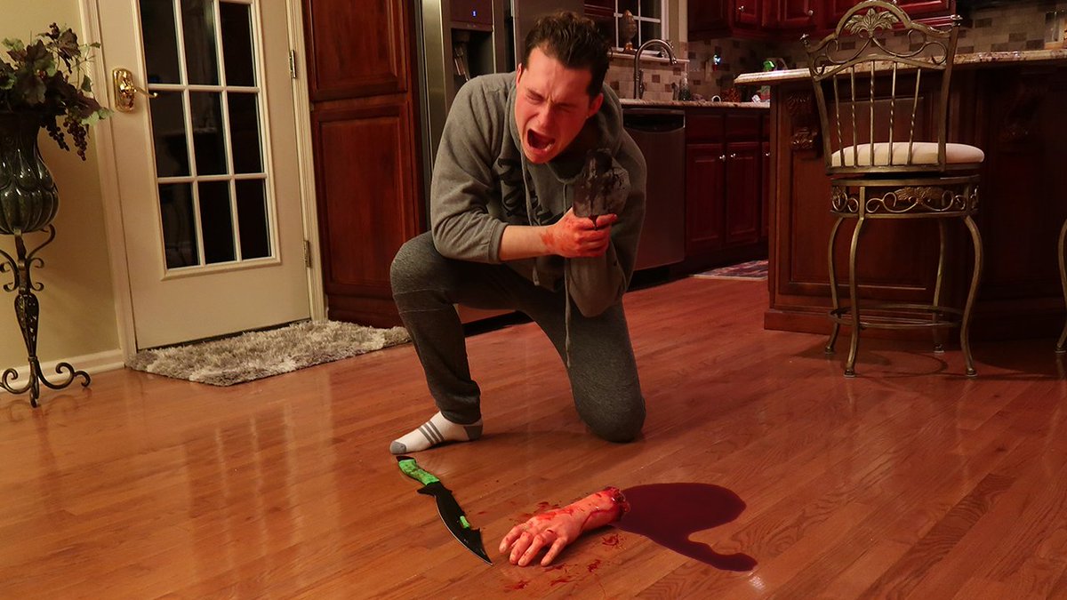 Lance210's tweet image. I CHOPPED MY HAND OFF... youtube.com/watch?v=kYj4CY…