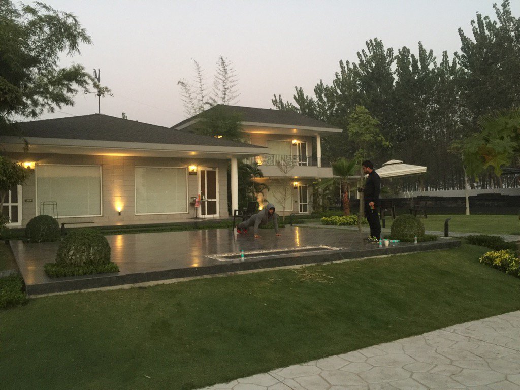 KapilSharmaK9's tweet image. Winters.. Punjab.. beautiful weather..  new journey.. morning shoot.. need ur blessings.. love u all