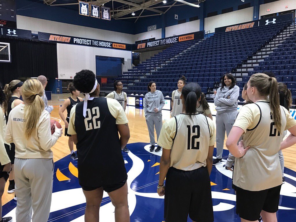 CAROLYNPECK's tweet photo. Honored to be with our @VandyWBB team in the House where Pat Summit played. #FIERCECOURAGE #Teamfirst #AnchorDown https://t.co/lukihsVWYl