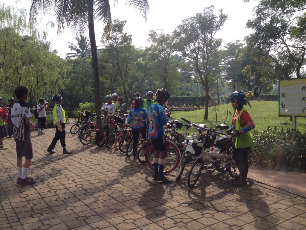 Sampai di Taman Tatebuya <a href="/B2WIndonesia/">Bike2Work Indonesia</a> <a href="/hellonatureID/">Hello Nature</a>