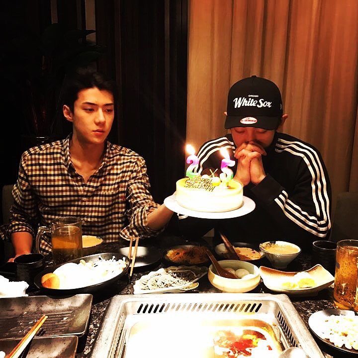 NeedAGirl0412's tweet photo. หน้าพี่ฮุนนี่อย่างกะฟิวโดนบังคับถือออ ขรรมมมม55555555555555555555555555555555555555555555555 #HappyChanyeolDay #ทูเอ๋อ https://t.co/ur4tU1RwrO