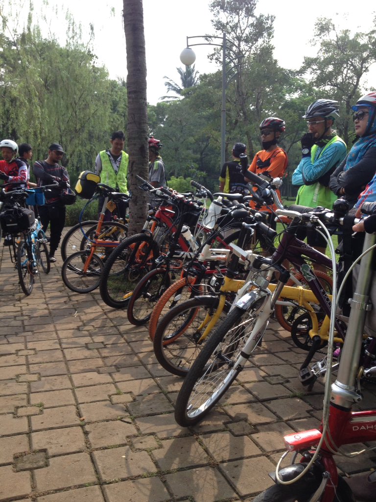 Beragam jenis sepeda turut hadir gowes kali krukut #greentransportation <a href="/B2WIndonesia/">Bike2Work Indonesia</a> <a href="/idfoldingbike/">id-foldingbike</a>  <a href="/hellonatureID/">Hello Nature</a>