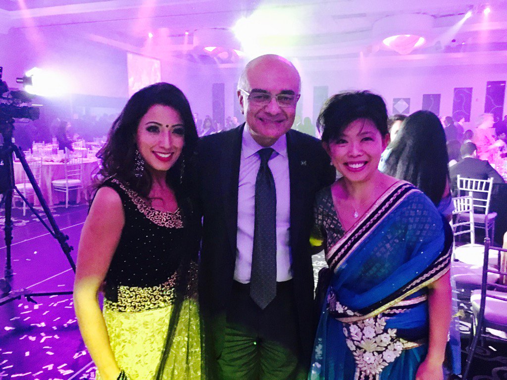Jyotigupta_TD's tweet photo. Couldn't get any better than this! Bharat Masrani our Leader and @RachaelWong_TD #SAG2016 #Diversity https://t.co/NPZlgWvFuJ