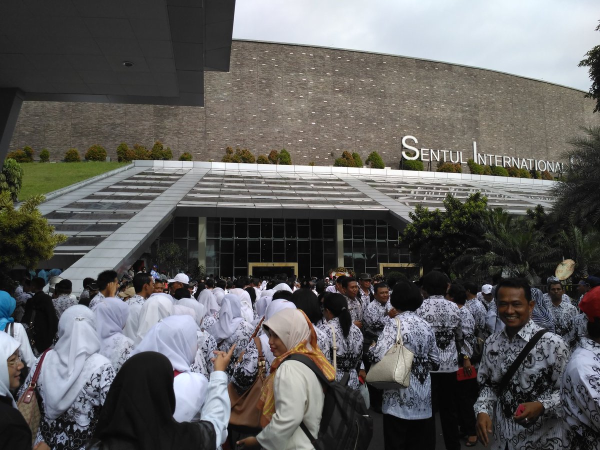 arizrwandi's tweet photo. Hari Guru nasional 2016 &amp; Hut PGRI #SICC #bogor https://t.co/rGbHZQUHqP