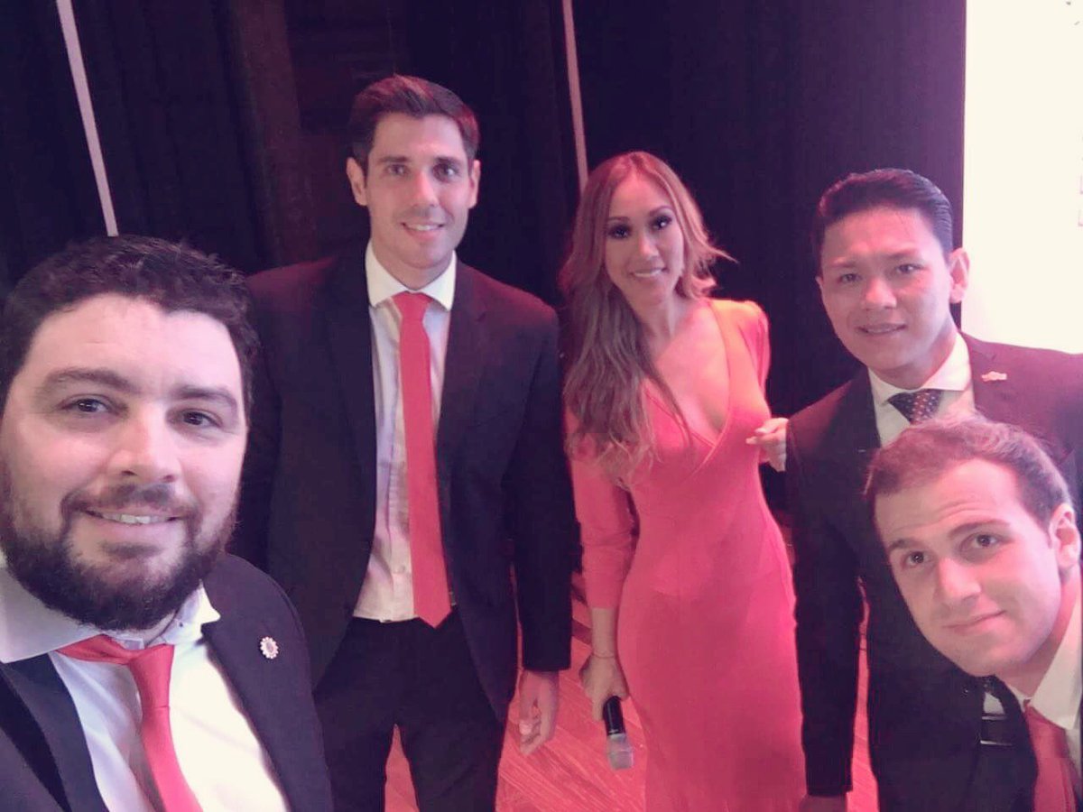 yolandapark1's tweet photo. Fue un placer conocer a @yokoikenji en el #FEIP2016 uno de los más afamados conferencistas de Latam! @UIPjoven https://t.co/MJSUqevQoQ