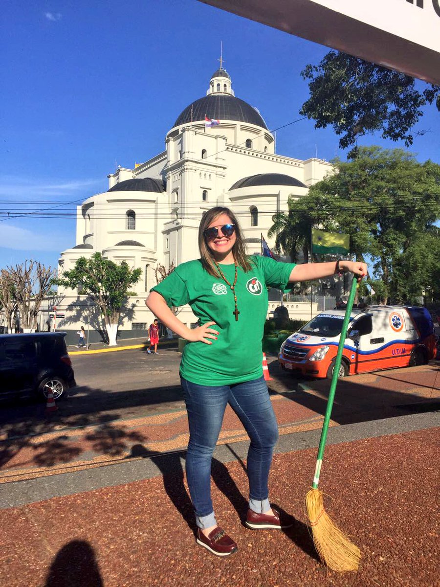 MarileUnger's tweet photo. Con el #EfectoCif hicimos brillar la Basílica ✨🙌🏻 Más de 350 voluntarios limpiamos Caacupé!
#HagamosBrillarParaguay https://t.co/1XRyI2armD