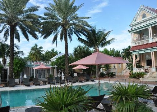 Enjoy a home away from home surrounded by tropical paradise.  bit.ly/2cnR6ww