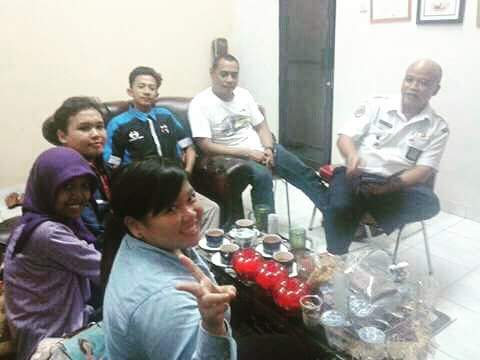 ana3ayr's tweet photo. @damripusat walau berbeda usia kita ttp saling menghormati #selfieondamri 
Bersama bpk Dirutc Damri SBU Kor 1&amp;8. https://t.co/kfYKSQx2Da