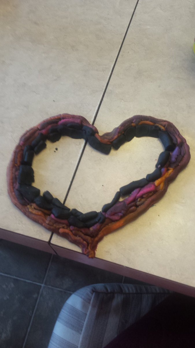 Debslater04's tweet photo. @vanzwoldeboer khloe also made a heart for her favorite teachers @tarandeboer https://t.co/p9yvQQyXIq