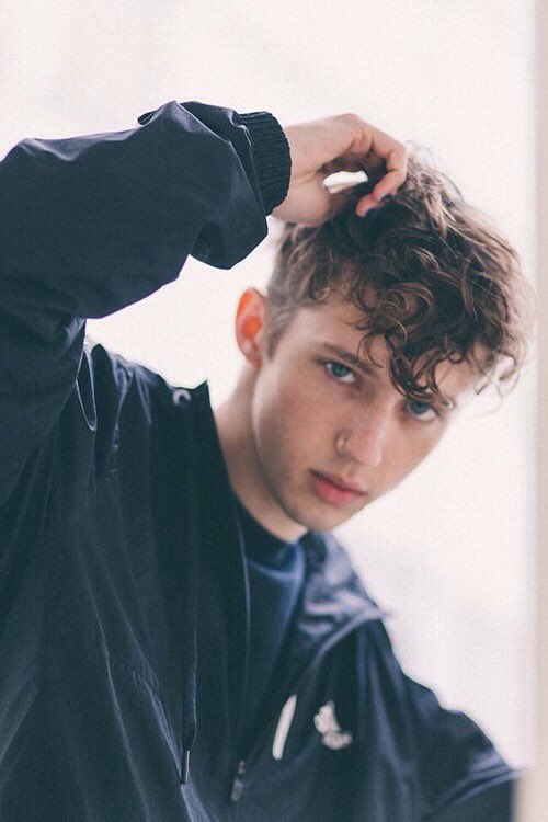 unicorn_hacker's tweet photo. Who's excited Troye New Single/Album? #TroyeSivan #SuburbiaTour #blueneighbourhood #tyleroakley #connorfranta https://t.co/3PHpkWdZRM