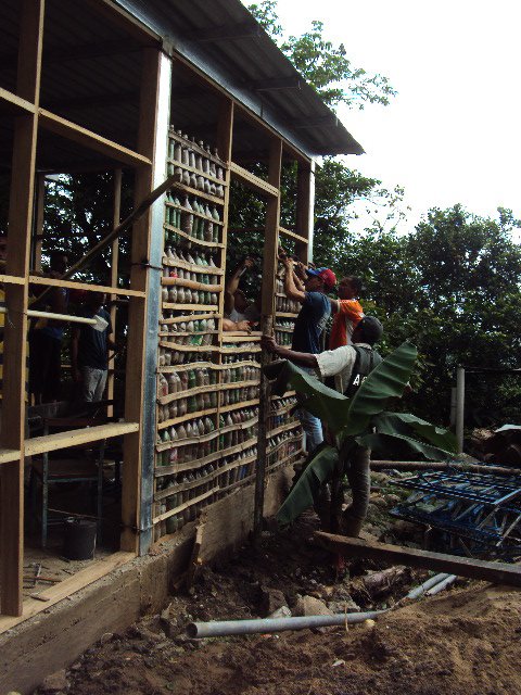 homeropintor1's tweet photo. #VielmaMoraConstruye, Hoy con Inteduca y la comunidad de Quebrada Negra, construimos el bahareque embotellado de la Escuela Ecoligica https://t.co/nyCok3Kw4L