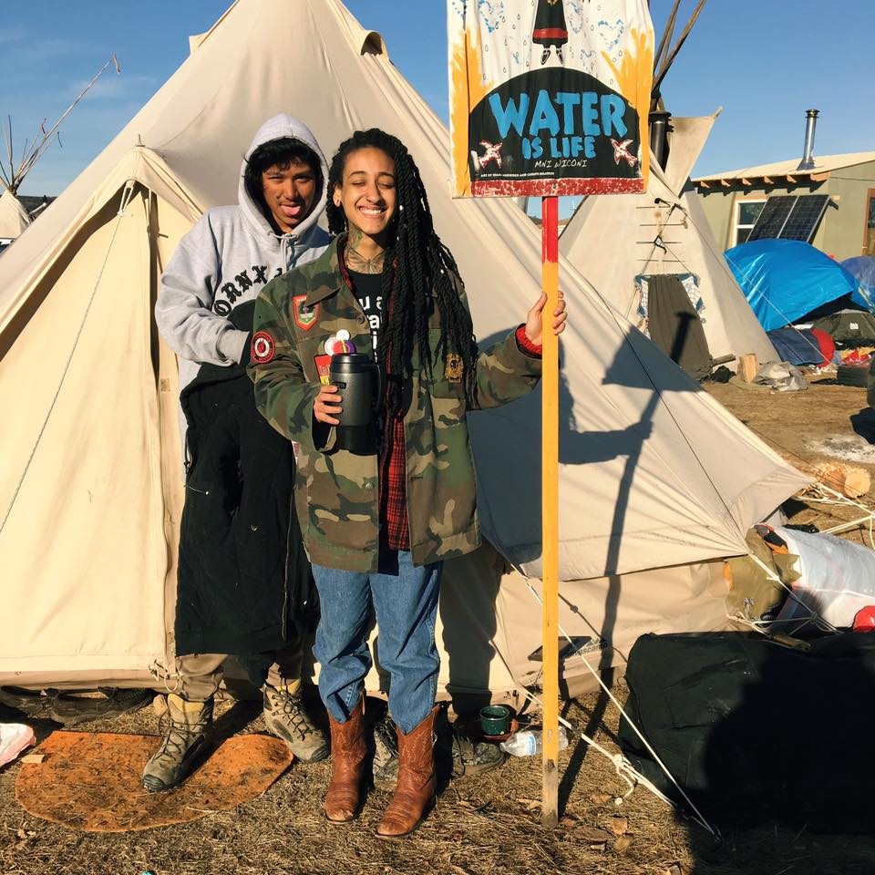 girlswithtoys's tweet photo. Fam that stands on the frontlines together stay together ✊🏾 - Maile Hampton #FamilyFirst #NoDAPL #MniWiconi #NativeInk https://t.co/1ktXmeWzgg