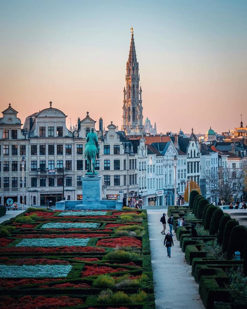 alanisko's tweet photo. Sunsets in #Brussles ☀️🇧🇪😉#Brussels #thisisBrussels #radissonREDbrussels #livebrussels #tr… https://t.co/pNwXdCLA4X https://t.co/FktR8fyBam
