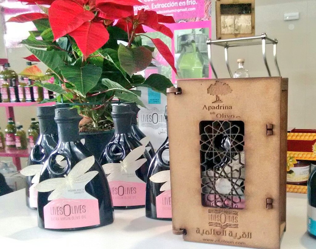 chary_serrano's tweet photo. Envases originales de @apadrinaTuOlivo y Javier nos los ha personalizado con foto ¡Y son #AOVES solidarios!
 #FiestadelAceiteFresco #Cabra https://t.co/jDMh1sSSry