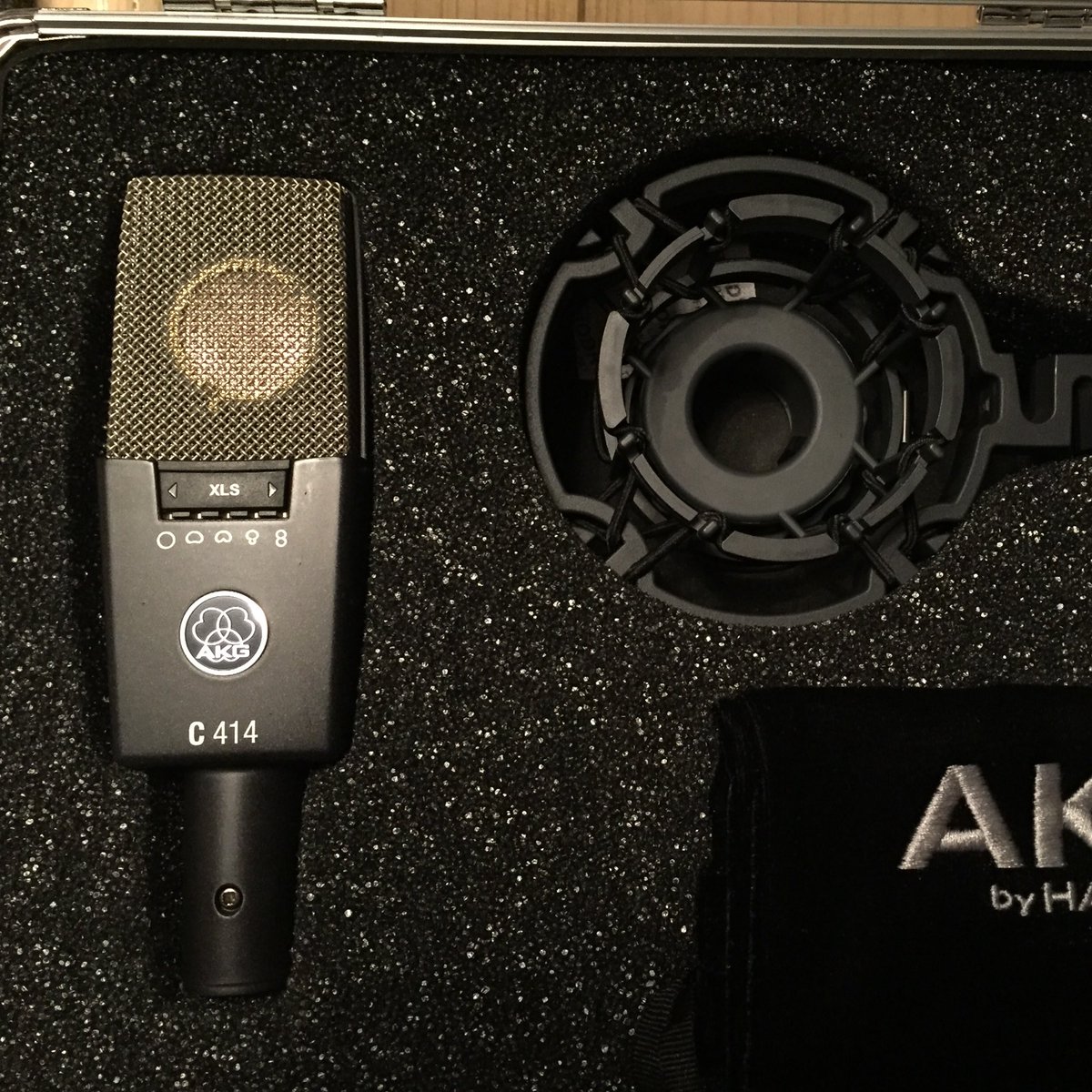 jazzymusic1's tweet photo. Ohhhhhh new toy! Can't wait to try my shiny new @AKGaudio C414 microphone https://t.co/diVybpRYjv
