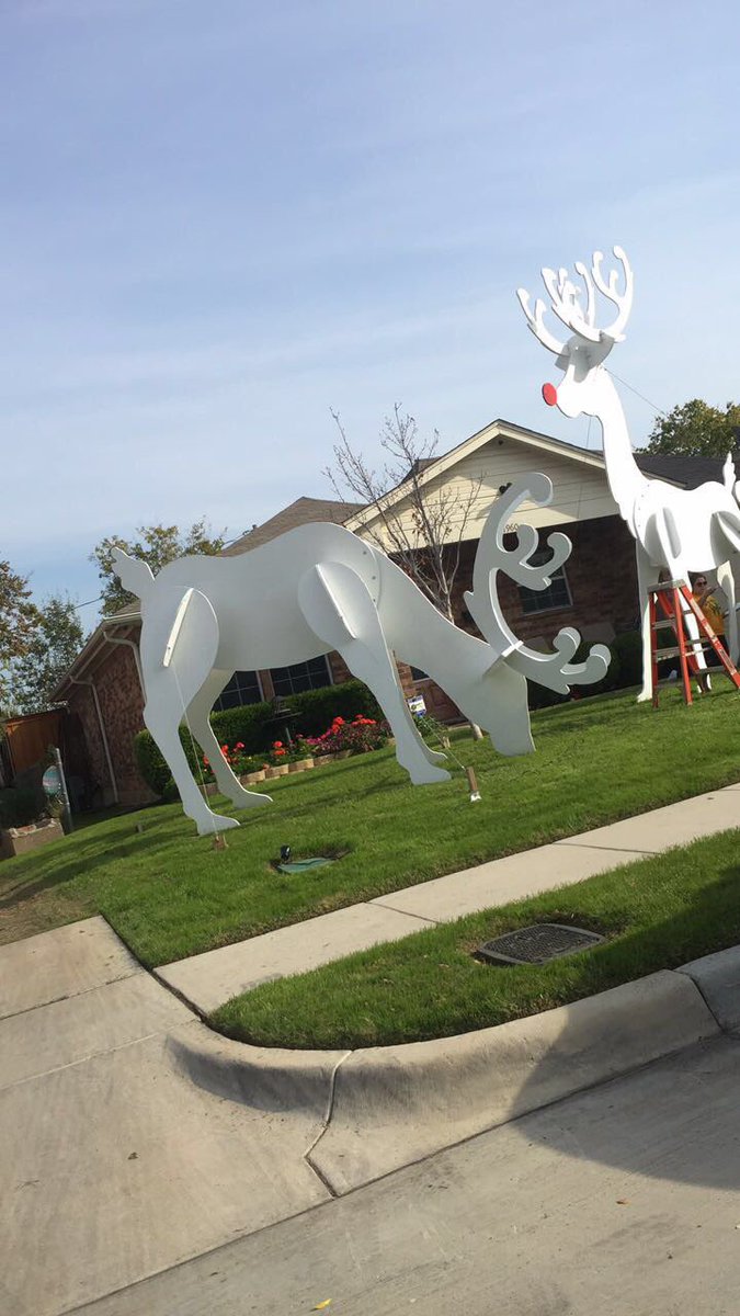WhoisGABBY's tweet photo. Christmas decor goalz https://t.co/x6nw7r2EOW