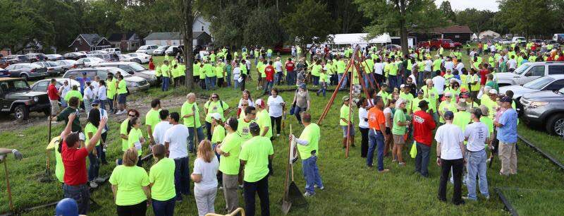 BlightAuthority's tweet photo. Great memories from #Brightmoor! Hundreds of volunteers helped clean up after we removed blighted lots! Go #Brightmoor! https://t.co/MyYbXlAy4p