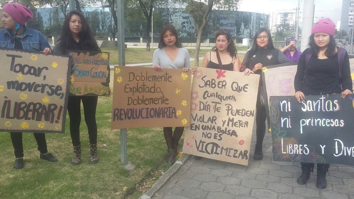 PatyAlexB's tweet photo. Movimiento en Quito la mujer siempre libre #Nov25EnVozAlta  @mujerescontando https://t.co/NzJ0M3PK4F