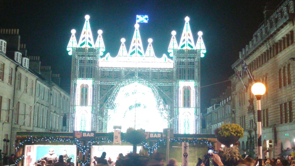 _Greg24's tweet photo. Date night last night night with the Mrs at the Street of light🎄🎅 #EdXmasSOL https://t.co/ov0m98Xkcg