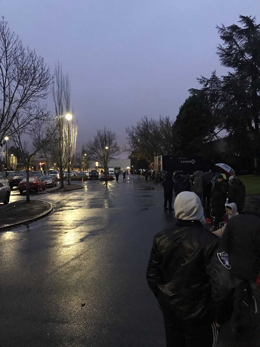 WTFolmar's tweet photo. I'm almost embarrassed to admit, I'm still waiting in lines for Js?? But the bigger ? is why is line so long??? https://t.co/dZHX3ieIag