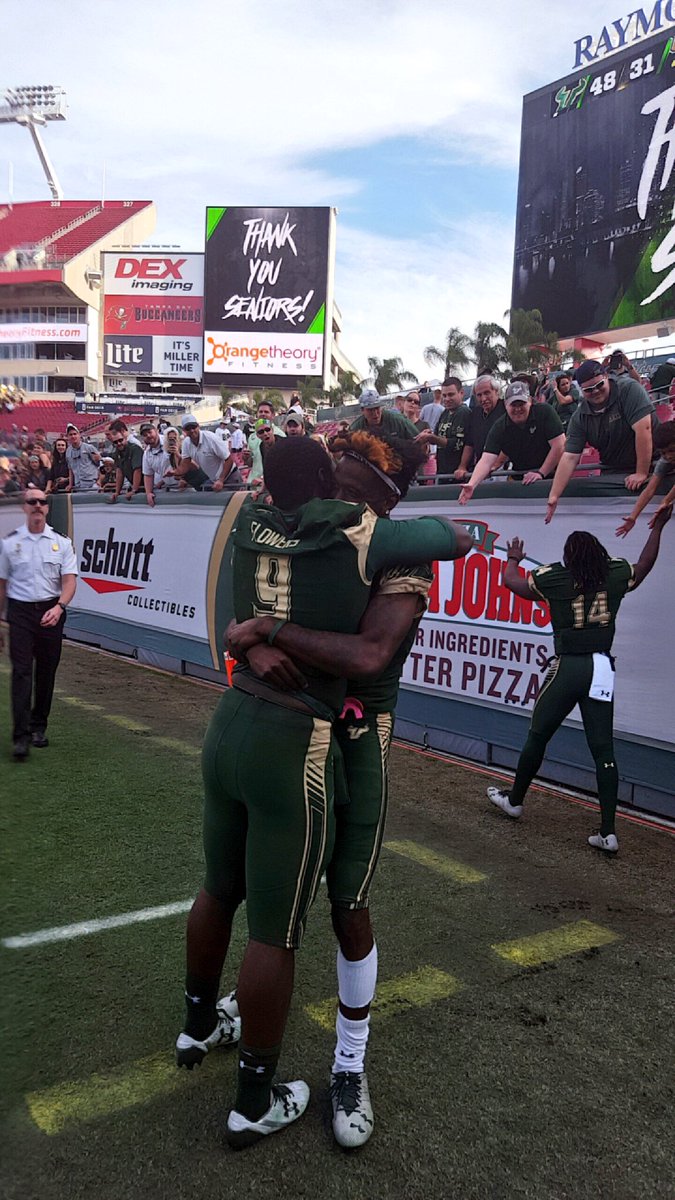 USFFootball's tweet photo. Appreciate the moment. 🤘 https://t.co/PWWlI68K7S