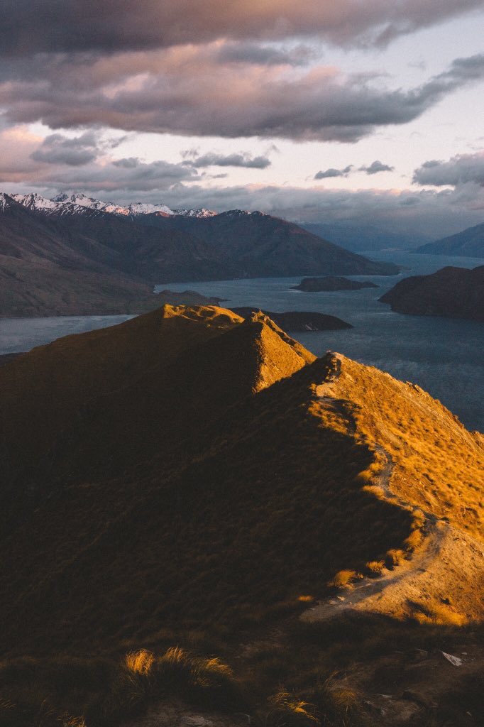 adventurful's tweet photo. Wanaka, New Zealand at golden hour 😍 https://t.co/nAoO9dhaJw