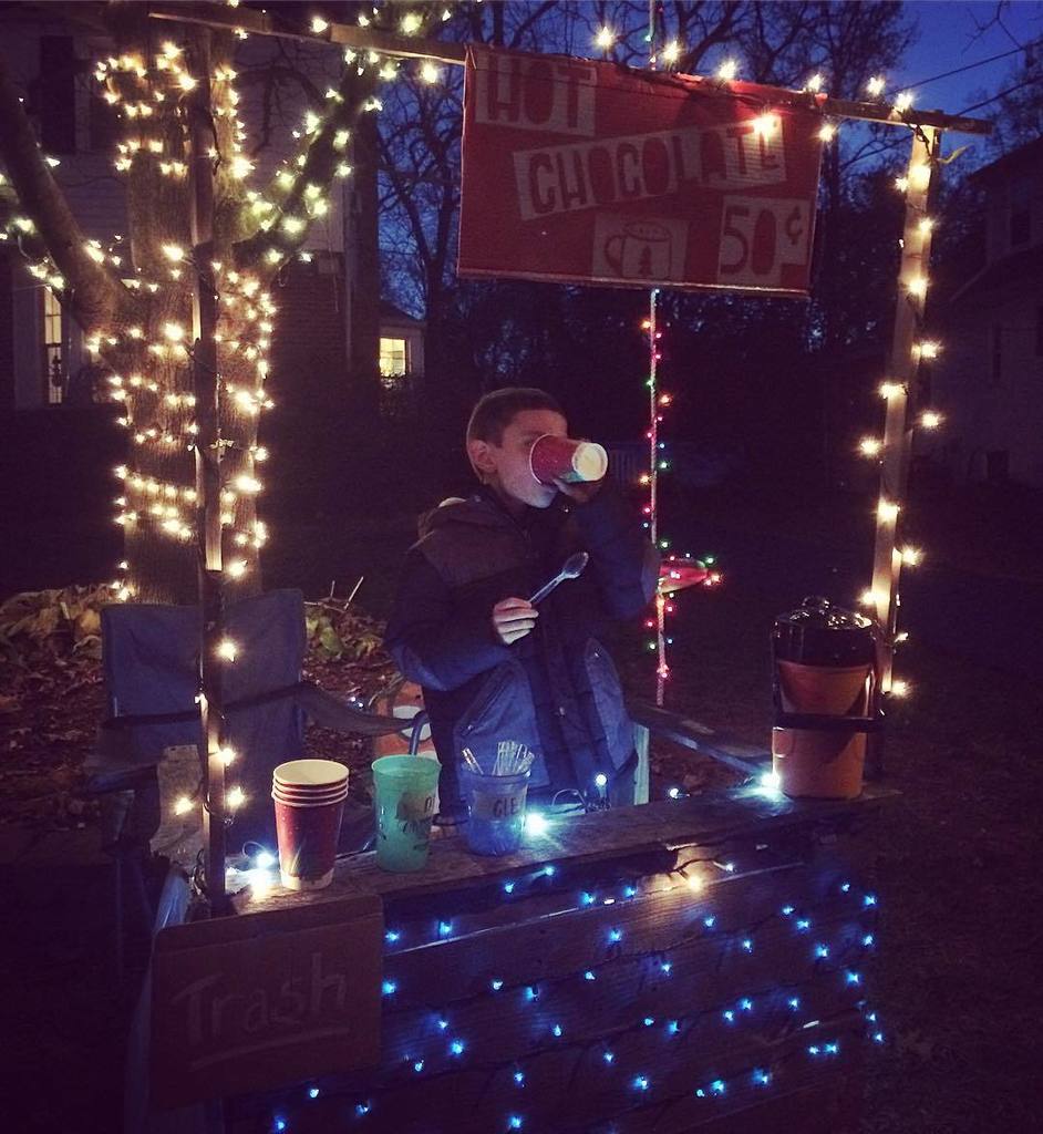 manuelherrera33's tweet photo. Still time to #shoplocal for #smallbizsaturday. Before he drinks all the profits! #hotchocolatestand https://t.co/fXGZV66oWZ
