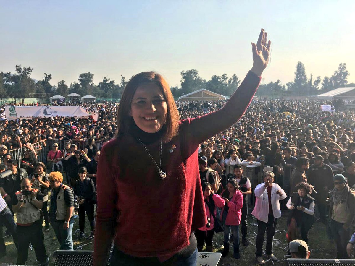 KarenQuirogaA's tweet photo. Juntos alzamos la mano para preservar el programa  @P_Prepa_Si como un programa permanente, en la Constitución #CDMX. #9AniversarioPrepaSi https://t.co/Y76RPzm7JG