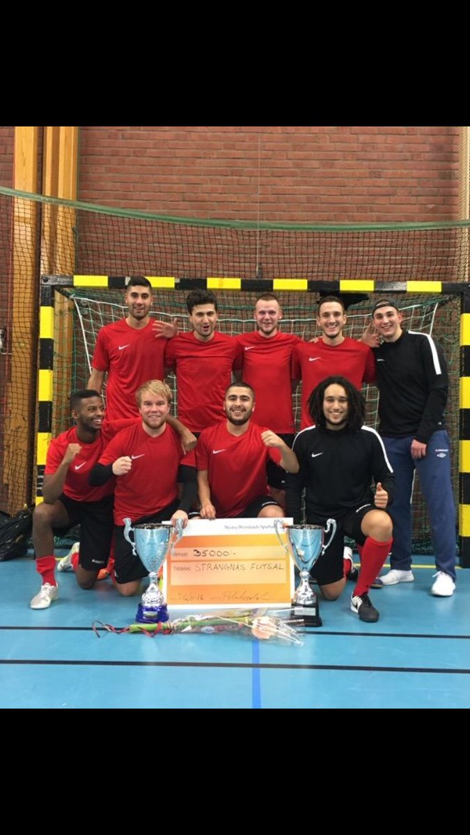 snasfutsalclub's tweet photo. Vi säger Godnatt ifrån Arvika, vinnarlaget,Coach Edin blev intervjuad av Aftonbladet vid tiden kortet togs, där av frånvaron på kortet https://t.co/NDpMhye9WB