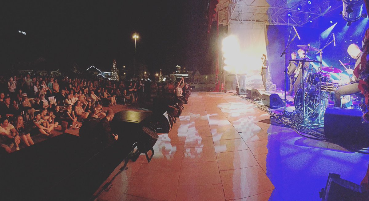 natalemcanela's tweet photo. O público encheu a Praça João Corrêa para conferir espetáculo O Som Do Vento. Lindo demais! 🎁 #SonhoCanela https://t.co/UcJjY4NWf8
