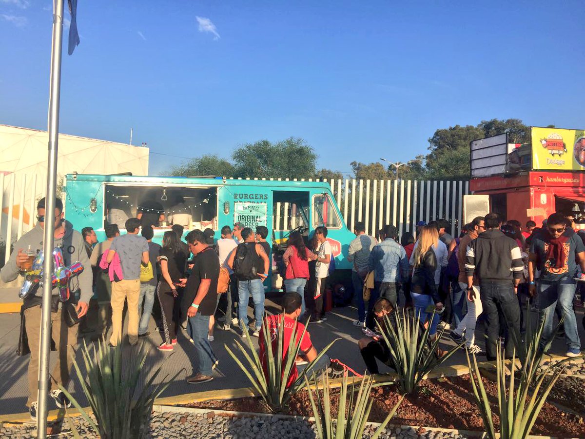 Así la #zonadefoodtrucks #DaydreamFestival a reventar!!! 👊👊👊👊👊#puebla #daydreamfestivalmexico