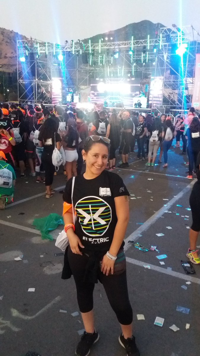 FundidaFake's tweet photo. Todo pasando en #ElectricRun!!!
Eh eh eh!!!! 🎵🎵
@ElectricRunCL 
#FelizCumpleaños @RadioCarolina 🎂🎁
😚 https://t.co/1yJiAGbSRb