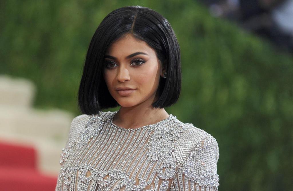 Forbes's tweet image. Highest-earning reality stars:

1. Kim Kardashian West $51M
2. Kylie Jenner $18M
3. Kendall Jenner $17M

on.forbes.com/60198Ghf5