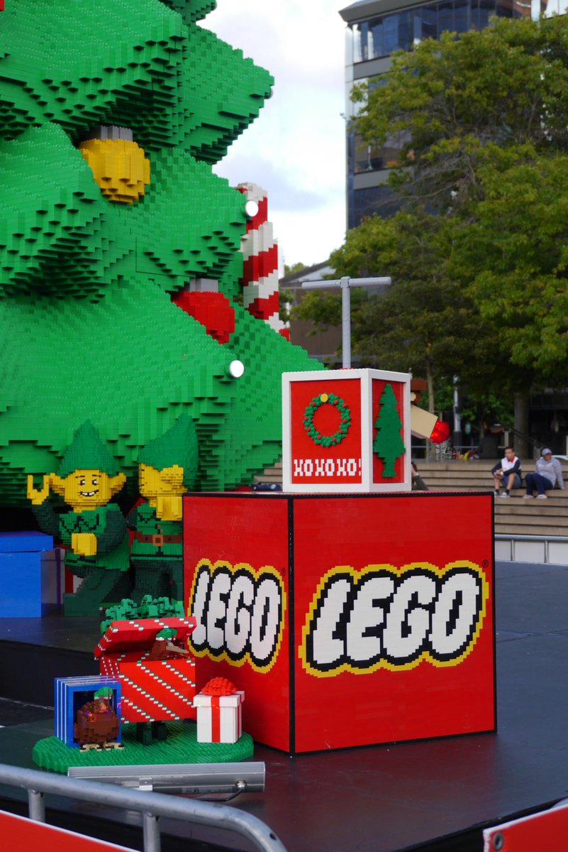 LillianKuan's tweet image. Love the kiwi touches on the @LEGO_Group @AucklandLive xmas tree at Aotea Square &amp;lt;3. #santa #kiwi #pukeko #ChristmasIsComing