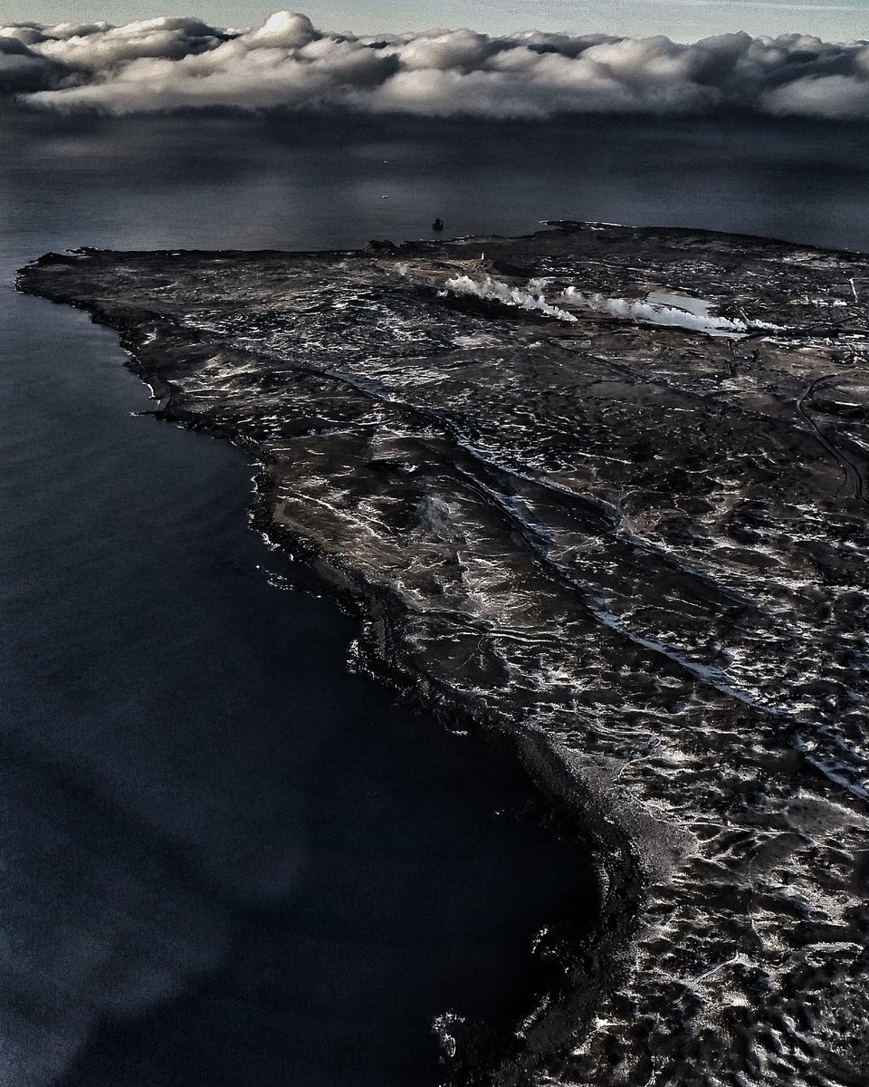 thehuntedwine's tweet photo. Goodbye (bless) #Iceland! #fromtheplane #dusk #travel https://t.co/lKEJPDWrjo