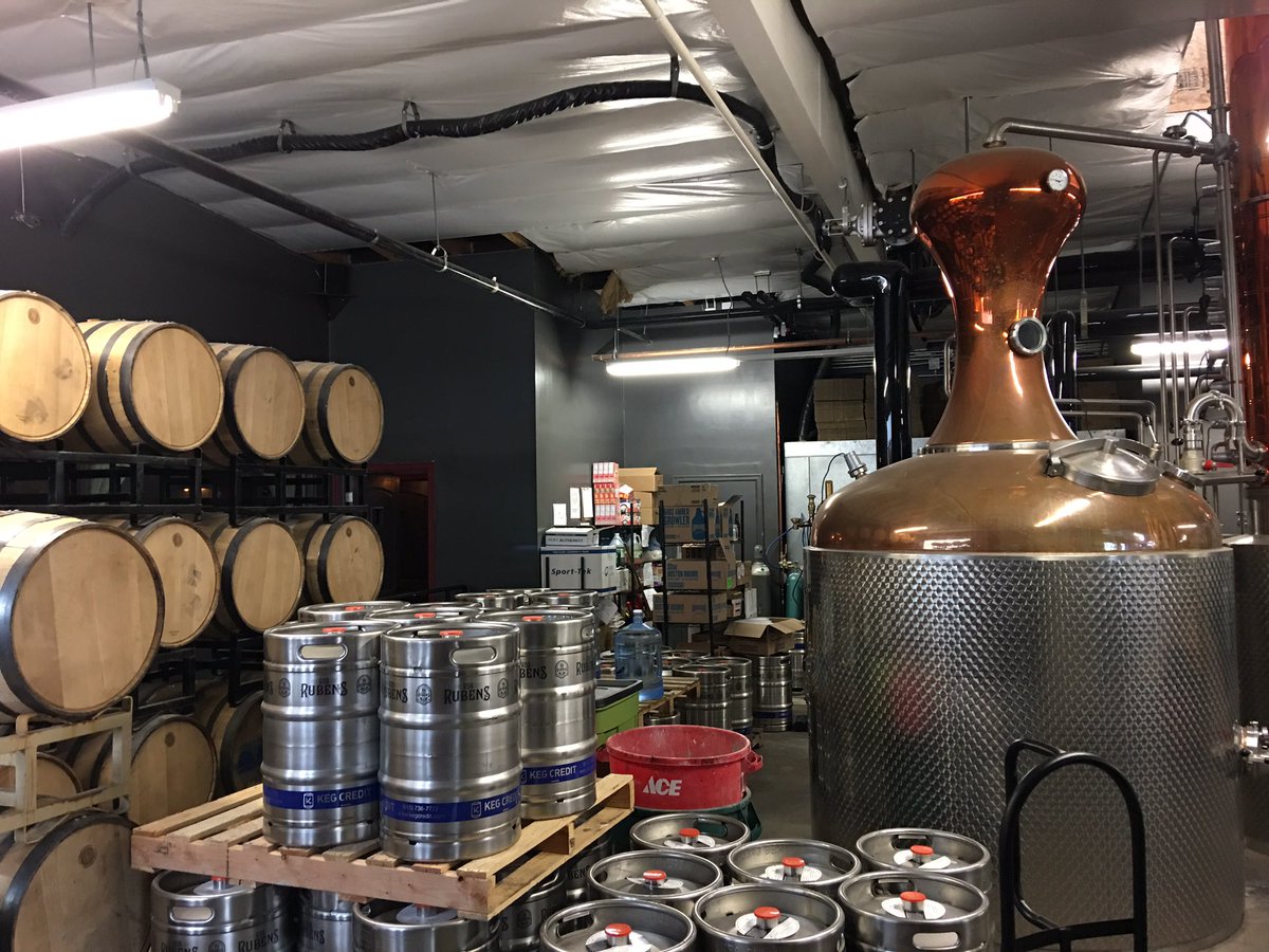 LocalistaElSeg's tweet image. @RubensSpirit on a cold and rainy Saturday afternoon. Vodka rocks is really good! #spirits #vodka