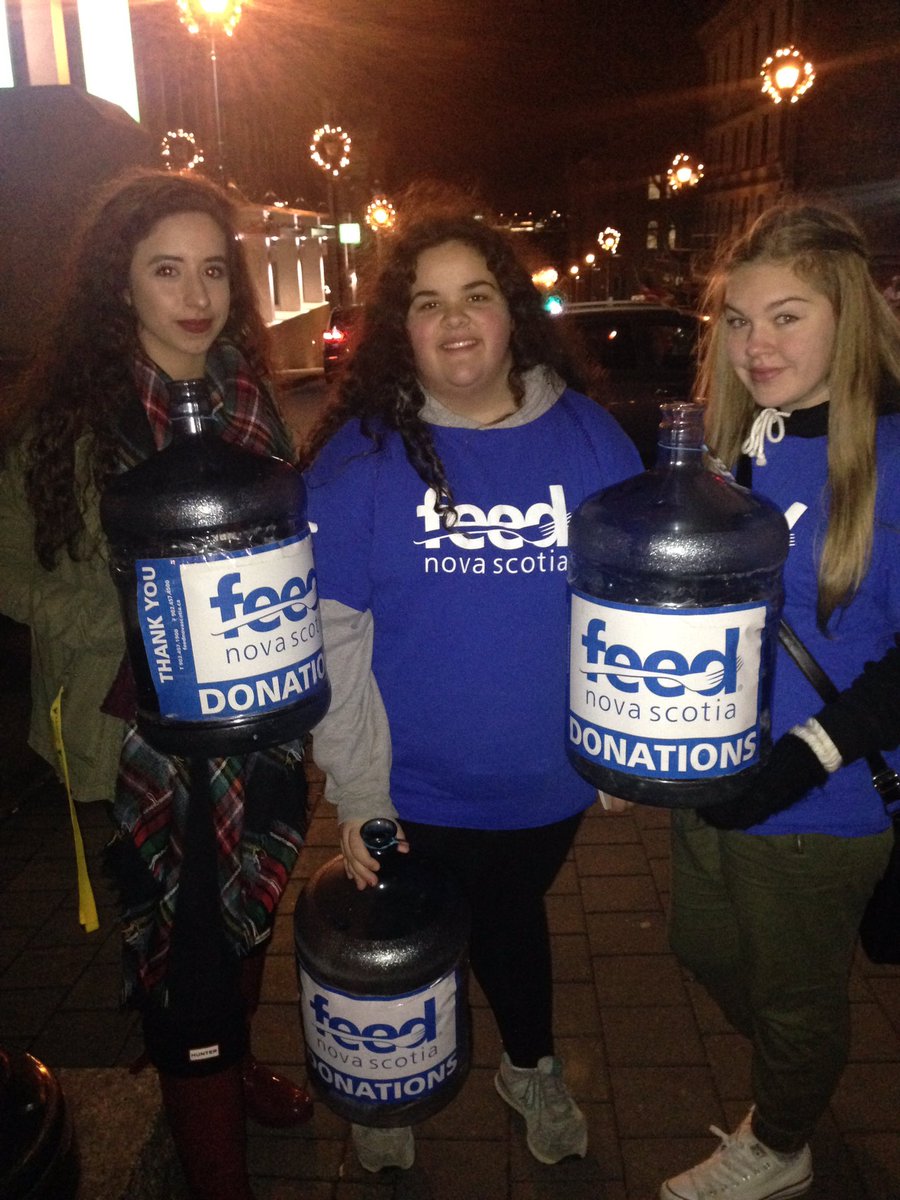 _DHSinteract's tweet image. Club members collecting donations for Feed NS at the Halifax tree lighting! 🎄☺️💰