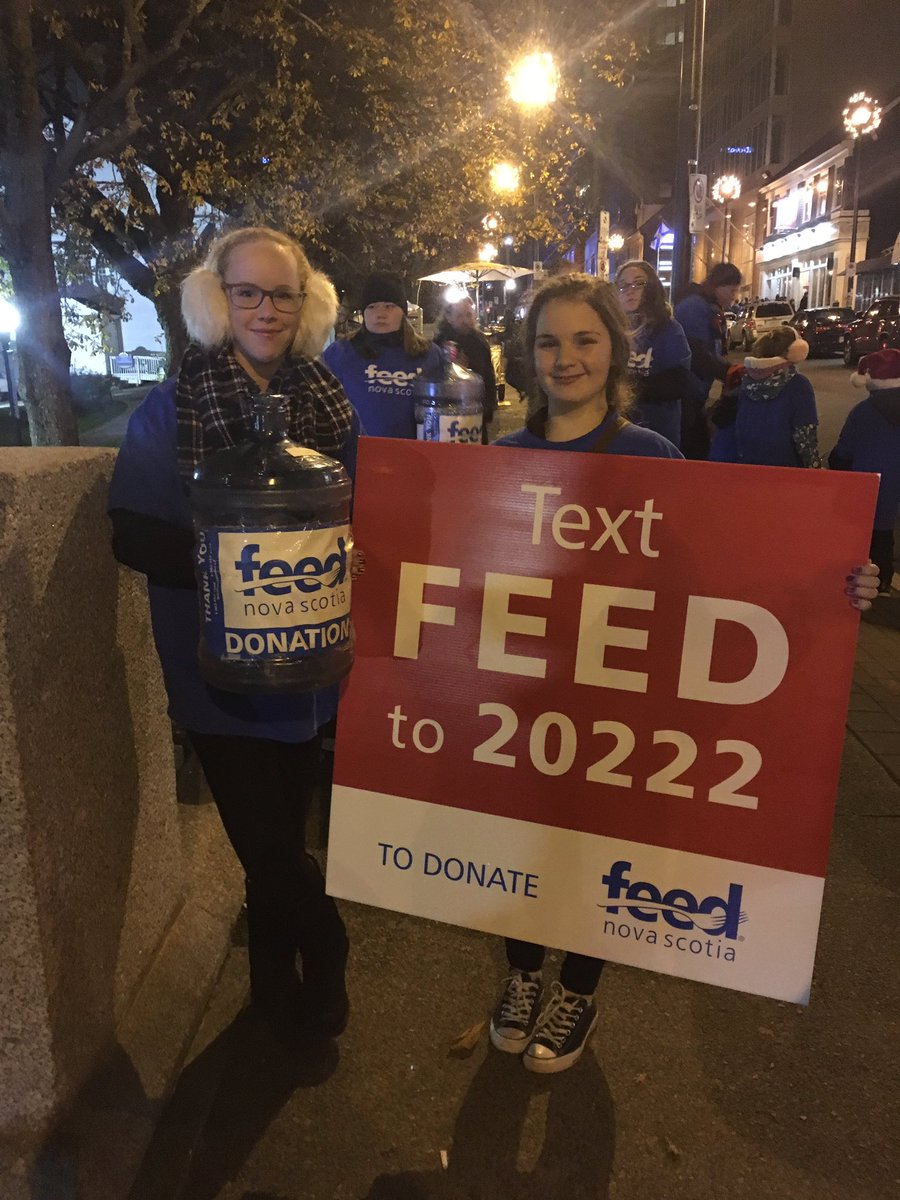 _DHSinteract's tweet image. Club members collecting donations for Feed NS at the Halifax tree lighting! 🎄☺️💰