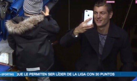 SupportingKroos's tweet photo. Kroos at the Bernabeu "Stands" watching #RMASPO. https://t.co/JbjOYmNdFZ