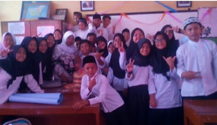 sindiantika04's tweet photo. Happy Teacher's Day😘 Thx to Mrs. Romiatun👍 We Love You💞 https://t.co/DJNXFfBtSH