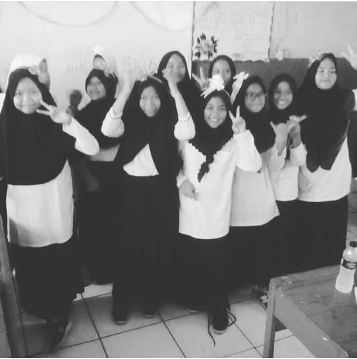 sindiantika04's tweet photo. Happy Teacher's Day😘 https://t.co/0KxO7lcmUc