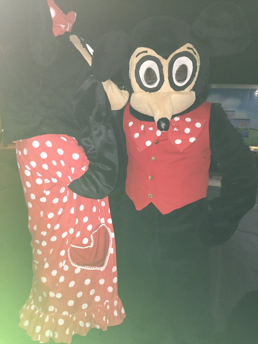 KeyKeyclub's tweet image. Come see Mikey and Minnie at the light up parade!! 😍😘