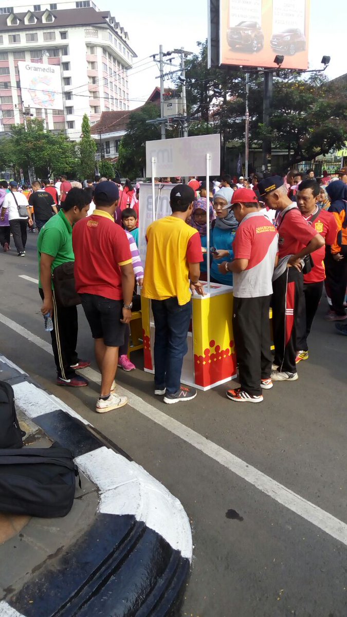 miluk_rumawan's tweet photo. Antrian pembeli terima kasih pelanggan setia Indosat Ooredoo #IM3SemarangInner https://t.co/KSGaghnLkG