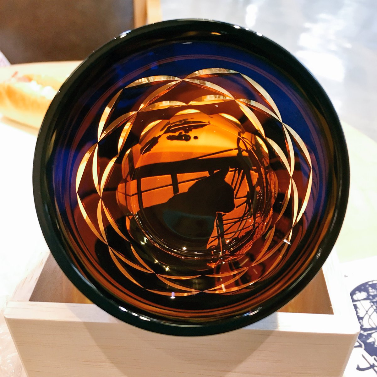 かおり Su Twitter デザフェスの戦利品その1 猫切子 猫好きで江戸切子好きな私的に買うしかなかった逸品 グラスの底にベランダに佇む猫の姿がー