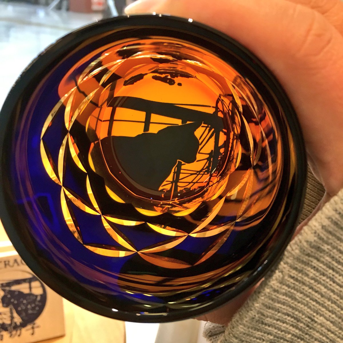 かおり Su Twitter デザフェスの戦利品その1 猫切子 猫好きで江戸切子好きな私的に買うしかなかった逸品 グラスの底にベランダに佇む猫の姿がー