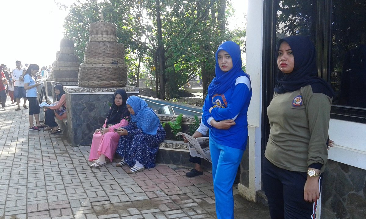 BidTrantibum's tweet photo. @DediMulyadi71 @satpolPP_Pwk @saepuddin_09 PAM &amp; Pengawasan Car Free Day di Taman Sri Baduga https://t.co/kkOyXSdyD1