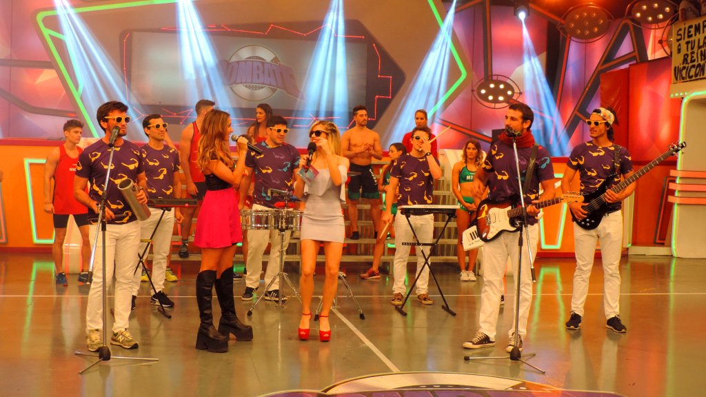 combatearg's tweet photo. Cuando tenes mucha onda para conducir @laufer4 y encima tenes a @LosBonnitos a todo ritmo. https://t.co/p9AW19jgRJ