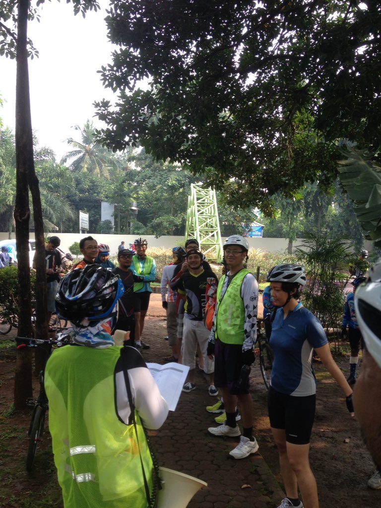 Breifing sebelum gowes dimulai <a href="/B2WIndonesia/">Bike2Work Indonesia</a> <a href="/hellonatureID/">Hello Nature</a>